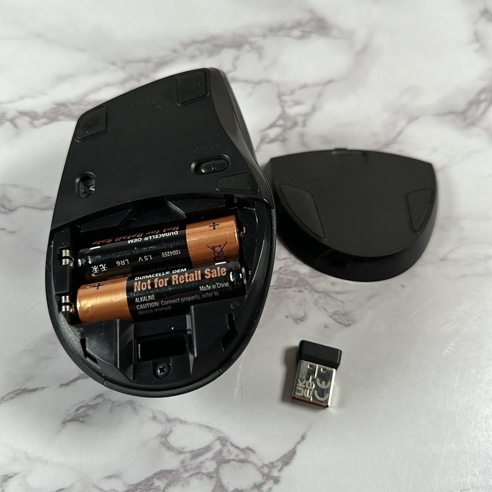 Logitech Mouse With 2 Batteries - Picture 6 of 8